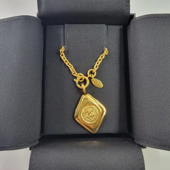 CHANEL CC Logo Diamond Shaped Gold Tone Necklace - Picture 10 of 10